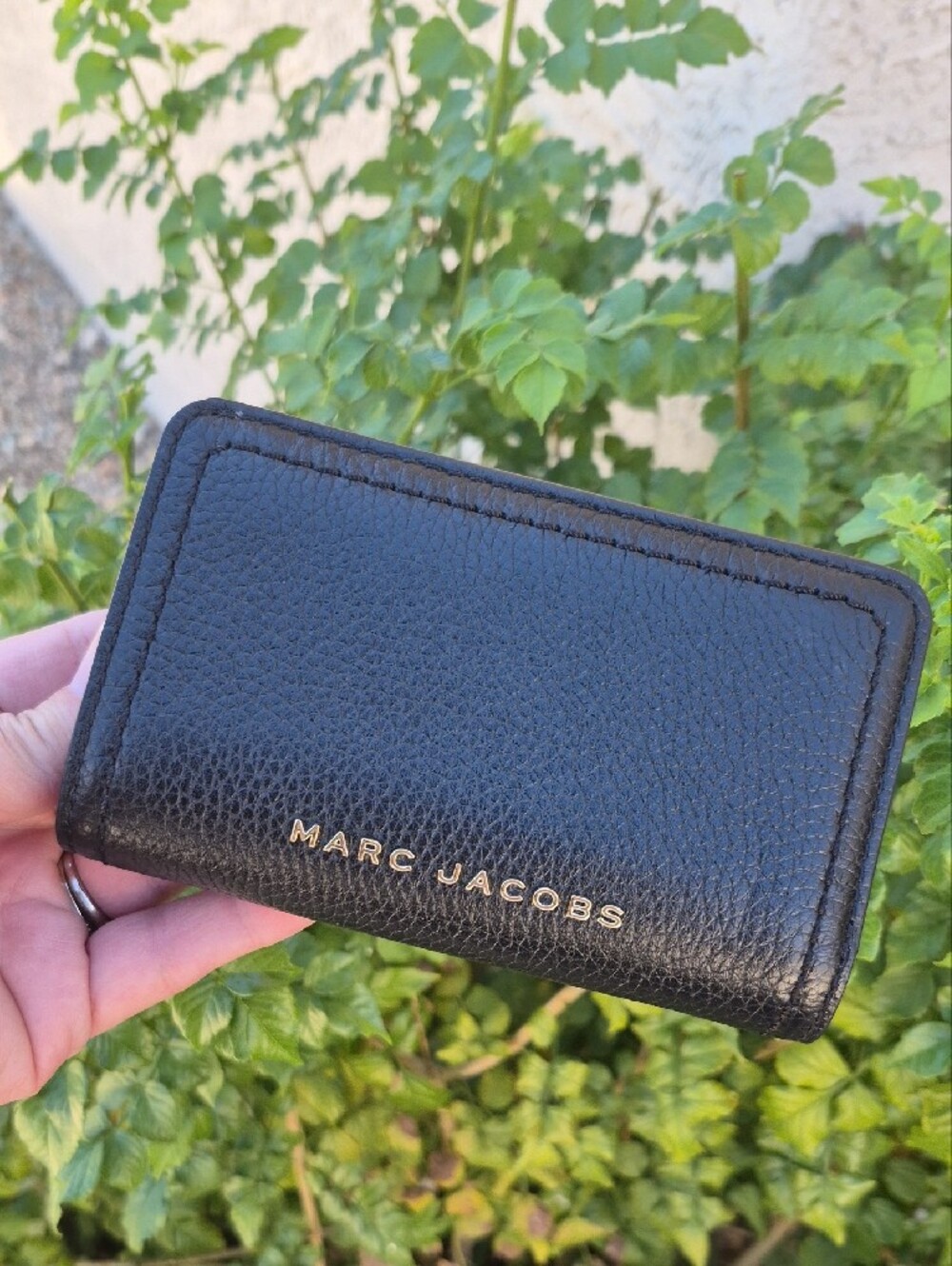 Marc Jacobs Groove Medium Bifold Zip Around Wallet Black Pebbled Leather Logo